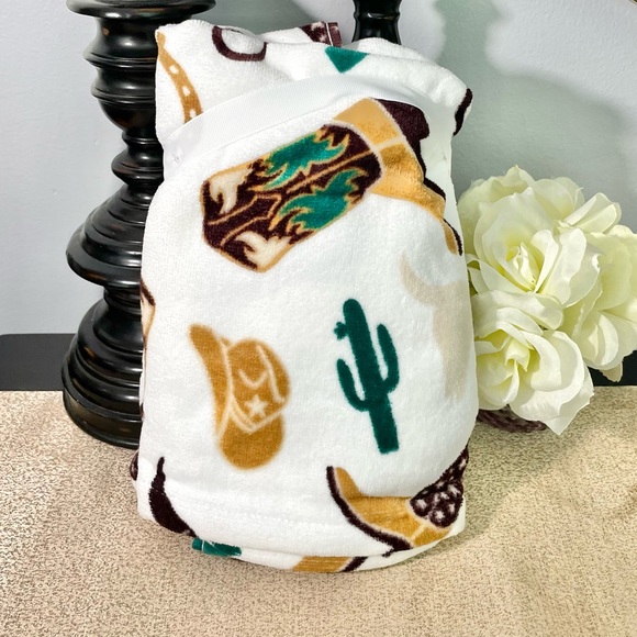 NWT Set of 2 Western Cowboy Boots/Cactus Bathroom Hand Towels - Picture 5 of 6